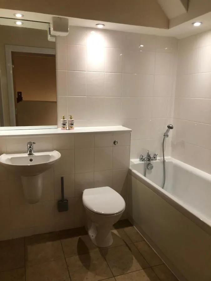 2 Bed 2 Bath With Private Parking Apartment Edinburgh