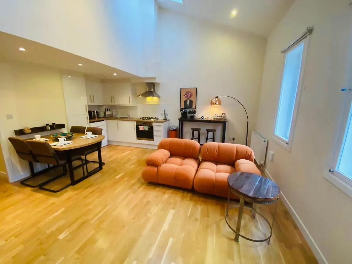 2 Bed 2 Bath With Private Parking Apartment Edinburgh