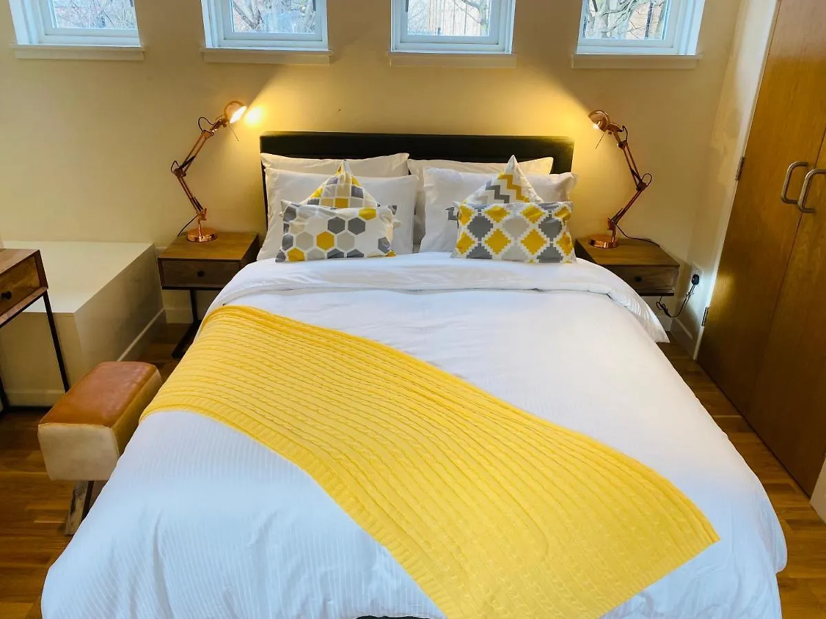2 Bed 2 Bath With Private Parking Apartment Edinburgh United Kingdom