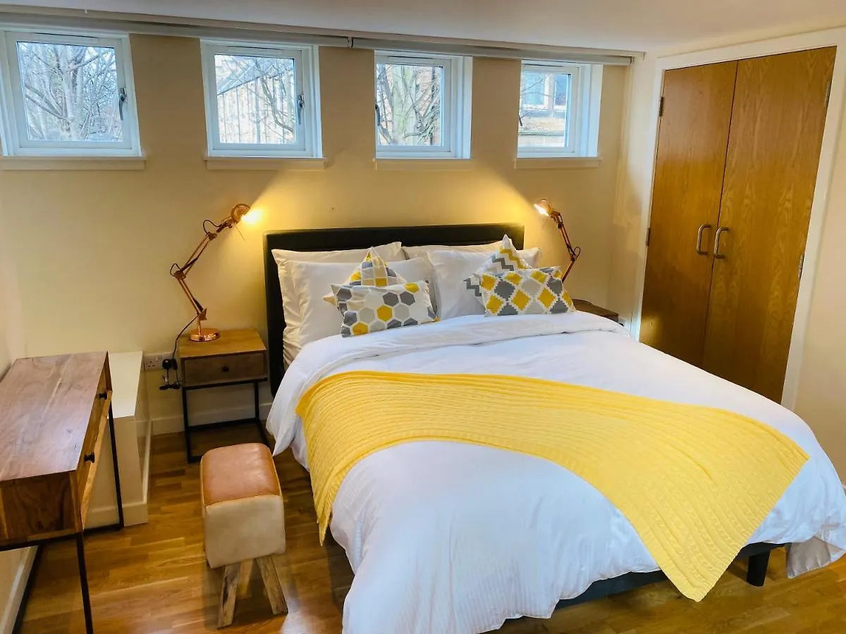 2 Bed 2 Bath With Private Parking Apartment Edinburgh