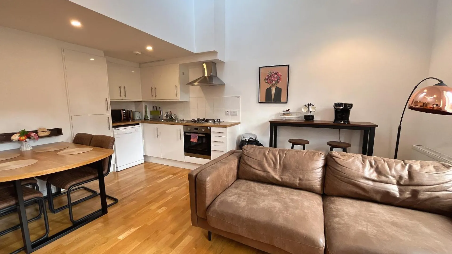 2 Bed 2 Bath With Private Parking Apartment Edinburgh